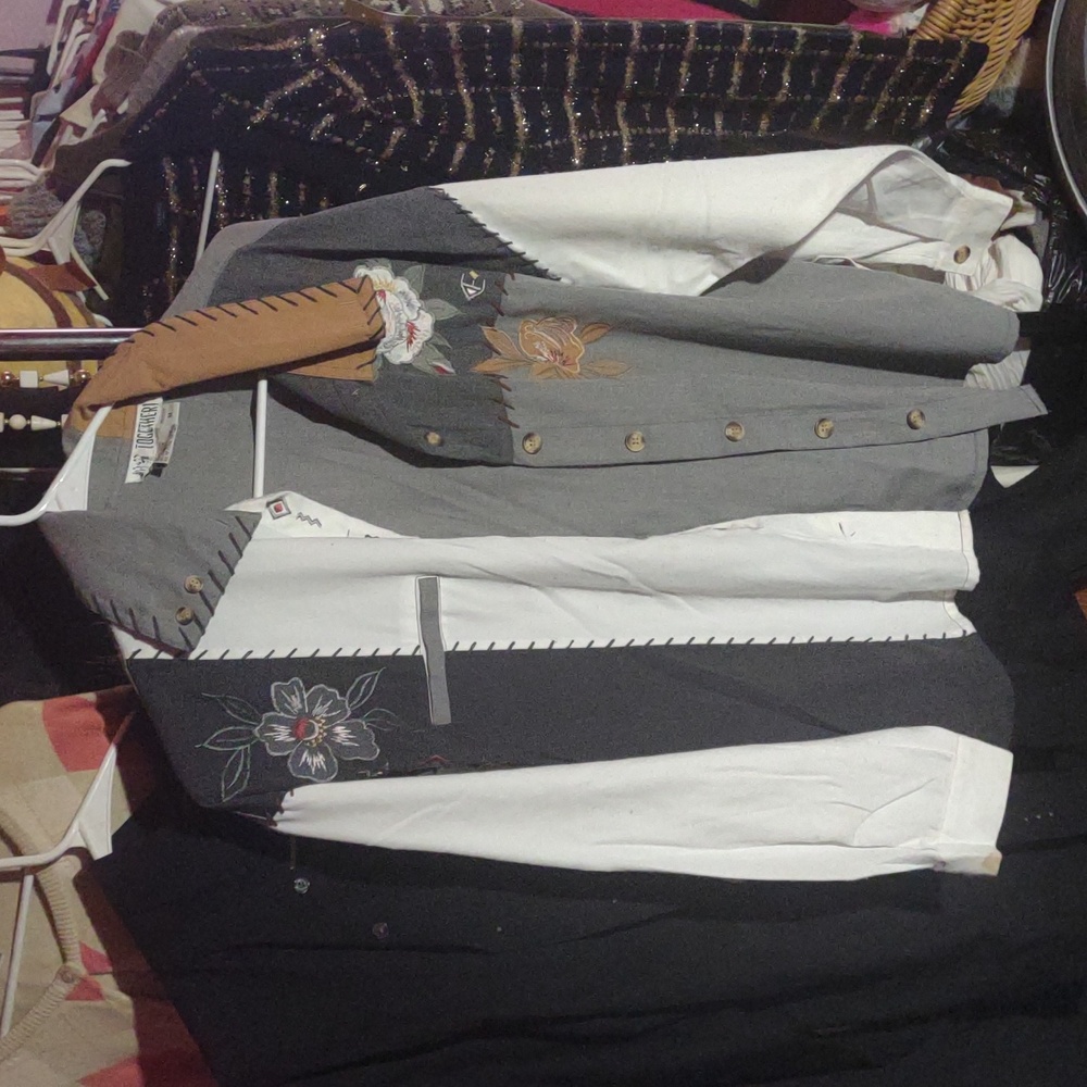 Western Style Shirt with Floral Embroidery